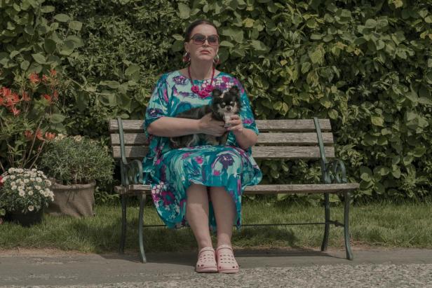 Barbara Karlich sitzt auf einer Bank