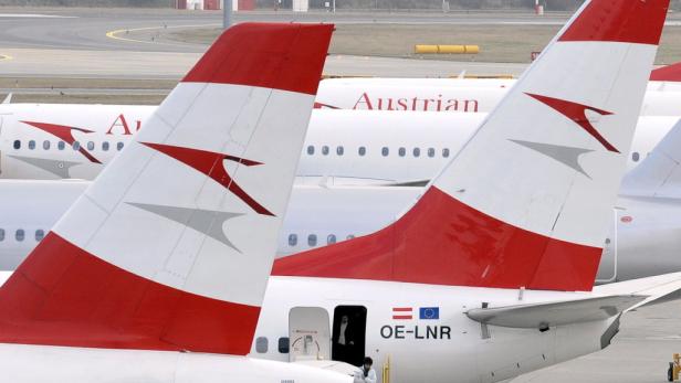 Mehrere Flugzeuge der Austrian Airlines auf einem Rollfeld.