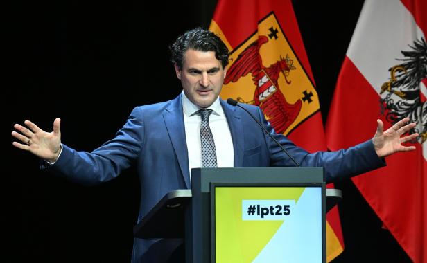 LANDESPARTEITAG DER ÖVP BURGENLAND MIT WAHL DES NEUEN OBMANNS: ZARITS Ein Mann im Anzug spricht mit ausgebreiteten Armen an einem Rednerpult vor zwei rot-weißen Fahnen.
