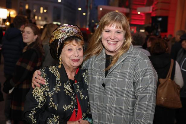 Inge Maux und Stefanie Reinsperger