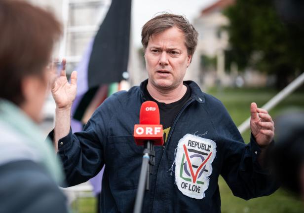 WIENER FESTWOCHEN PLAKAT VOR SOWJETISCHEM KRIEGERDENKMAL VERBRANNT: MILO RAU