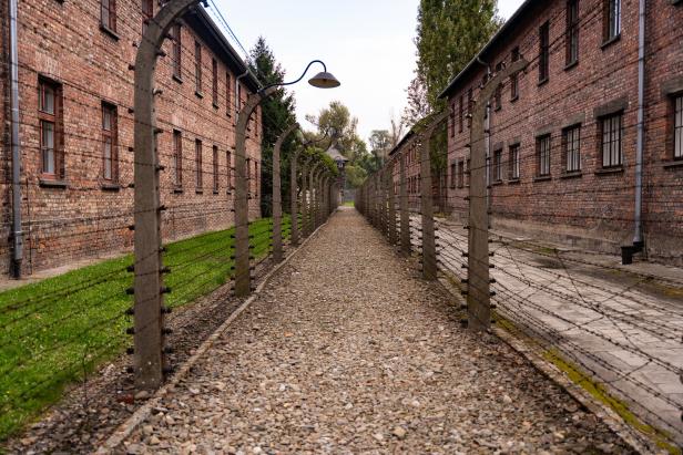 Beklemmende Atmosphäre Besuch in Auschwitzt mit Barbara Novak und Franz Vranitzky