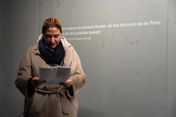 Novak in Auschwitz liest gedicht vor Novak in Auschwitz liest gedicht vor