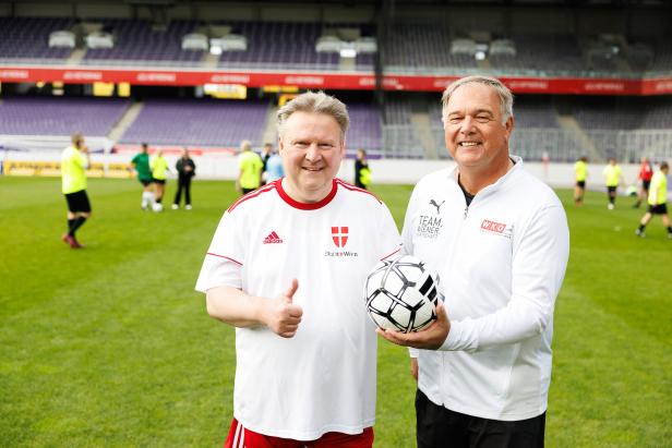 Ludwig und Ruck ließen den Ball für den guten Zweck rollen