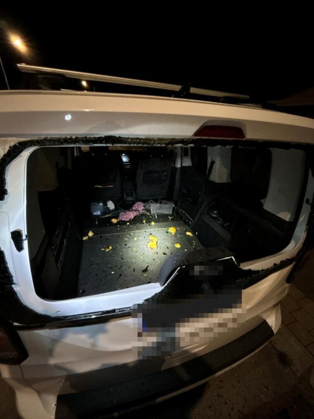 Kürbisse auf parkende Autos geworfen