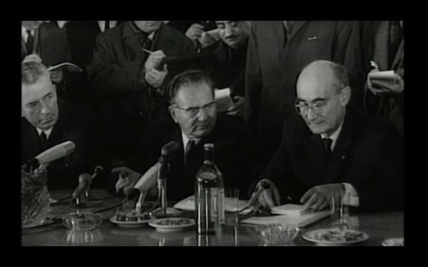  Emerik Blum sitzt neben Staatspräsident Tito.