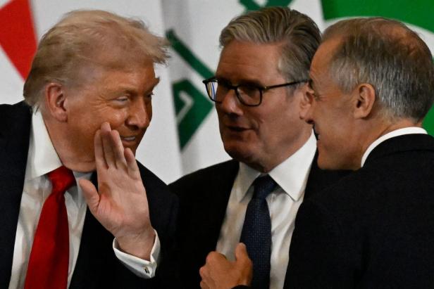 EGYPT-US-ISRAEL-PALESTINIAN-CONFLICT-TRUMP US president Donald Trump jokes with prime ministers Keir Starmer of the United Kingdom and Mark Carney of Canada.