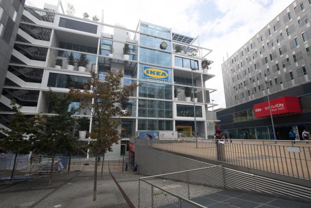 Ikea Wien Westbahnhof Ein modernes Gebäude mit IKEA-Logo, großen Glasflächen, vielen Pflanzen und gegenüber ein Eingang zur BahnhofCity Wien West.