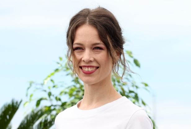 Un Certain Regard Jury - Photocall - 76th Cannes Film Festival Paula Beer lächelt.