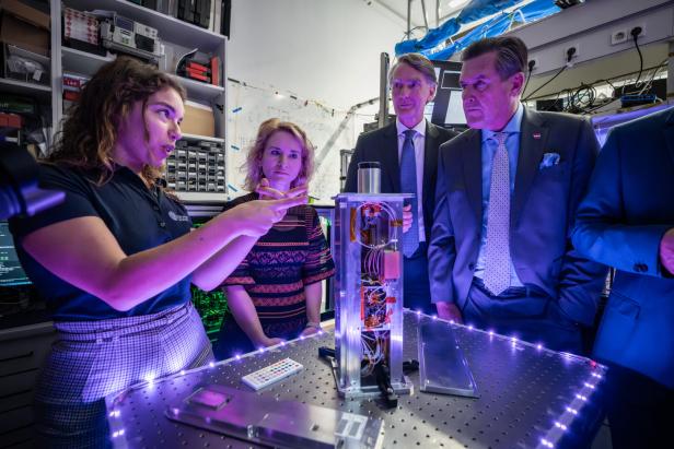 Iris Agresti (links) erklärt den Mini-Quantencomputer der Uni Wien