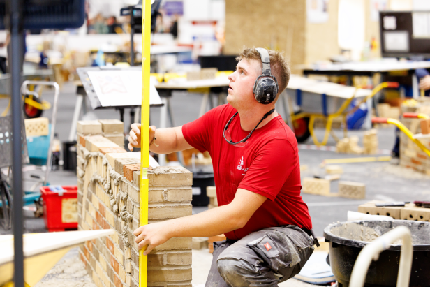 Ein Mann beim Bauarbeiten 