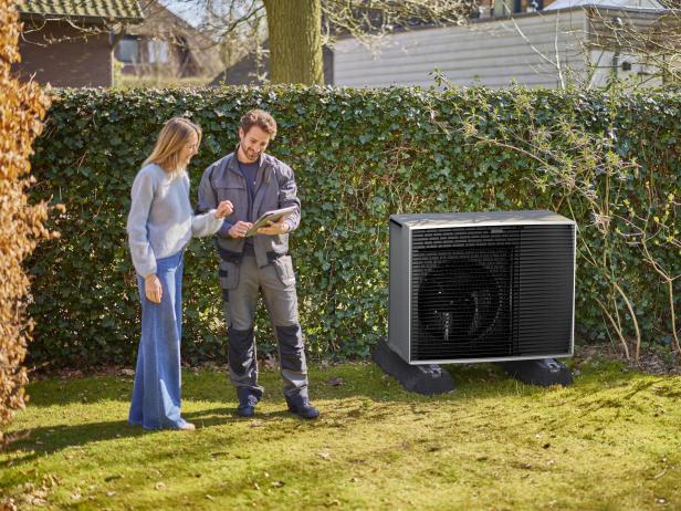 Zukunftssicher heizen: Mit der Daikin Altherma 4 H setzen Hausbesitzer:innen auf Effizienz und Klimaschutz zugleich. Zukunftssicher heizen: Mit der Daikin Altherma 4 H setzen Hausbesitzer:innen auf Effizienz und Klimaschutz zugleich.