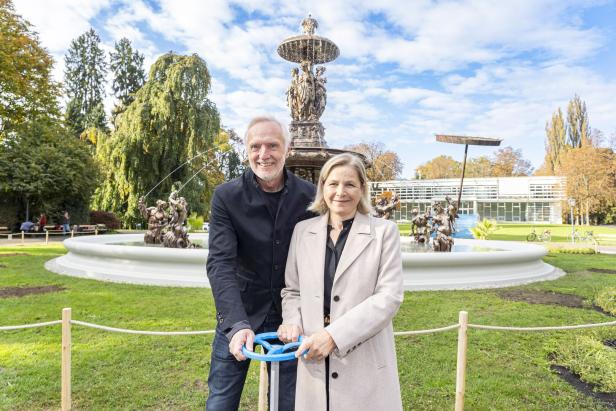 Eine Frau und ein Mann vor Stadtparkbrunnen in Graz
