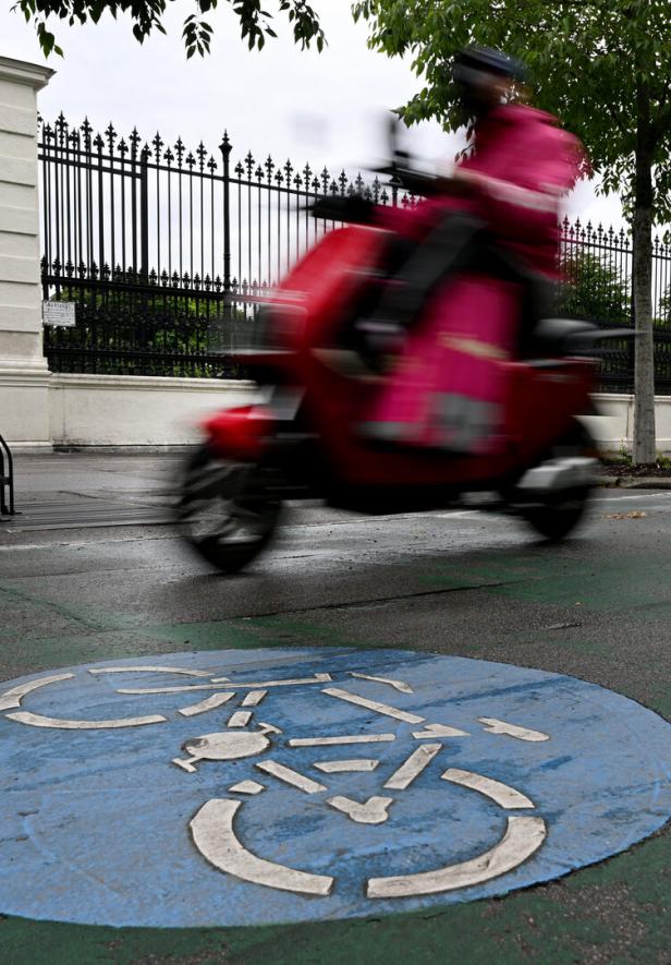 ++ THEMENBILD ++ E-MOPEDS AUF RADWEG ++ THEMENBILD ++ E-MOPEDS AUF RADWEG
