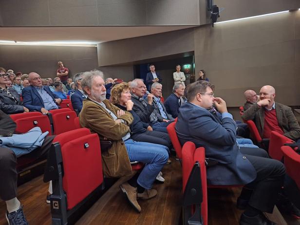 Primar Gattermeier am Mikrofon 46-219474401