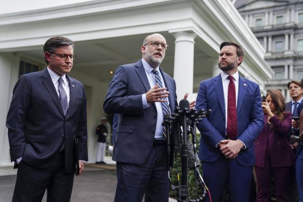 Der Direktor des Amtes für Verwaltung und Haushalt, Russell Vought (Mitte), mit dem Sprecher des Repräsentantenhauses Mike Johnson (links), und dem Vizepräsidenten der Vereinigten Staaten, JD Vance (rechts).