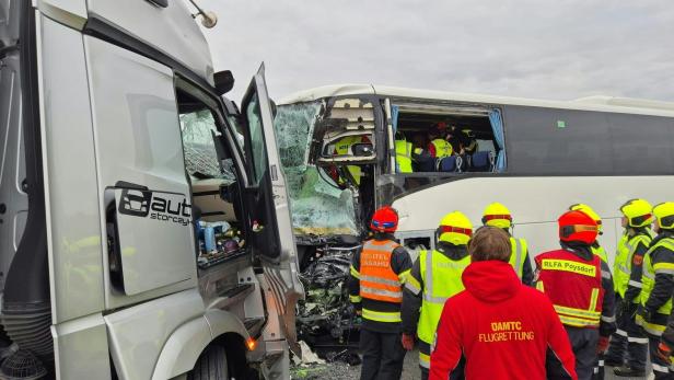 Feuerwehrmänner bei einem beschädigten Reisebus