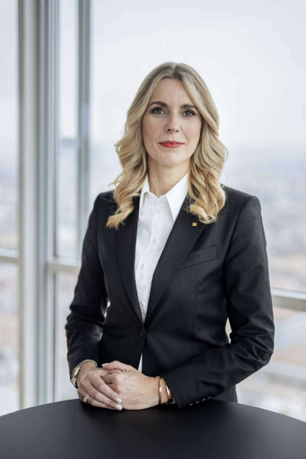 Frau im Anzug