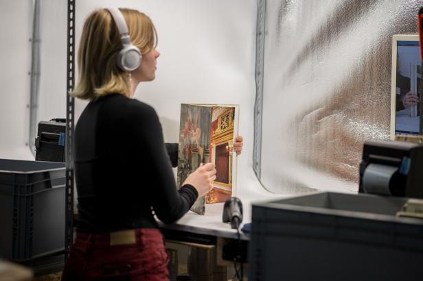 An mehreren Fotostationen wird der Zustand der Bücher genau festgehalten. An mehreren Fotostationen wird der Zustand der Bücher genau festgehalten.