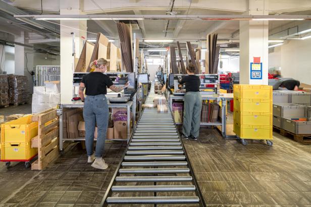 Knapp 1.800 Beschäftigte hat Bookbot derzeit. Beschäftigte in einem Bookbot-Lager.