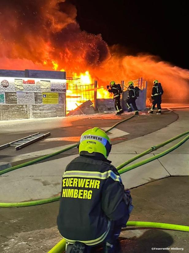 Feuerwehr Himberg löscht Brand auf Firmengelände im August 2024