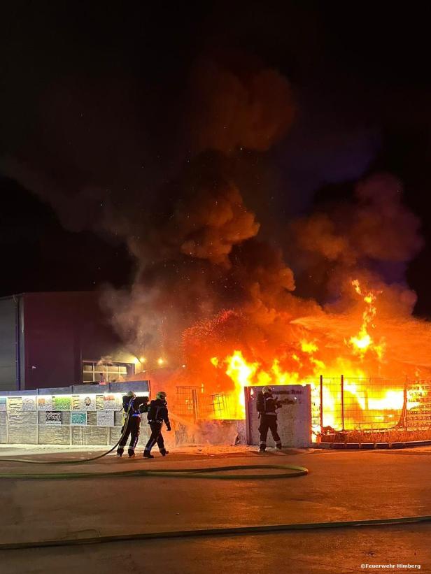 Feuerwehr Himberg löscht Brand auf Firmengelände im August 2024