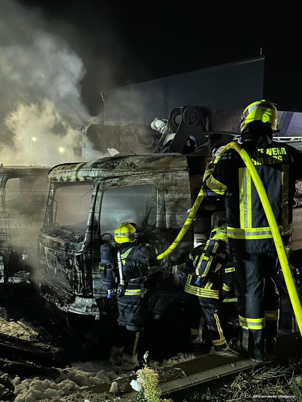 Feuerwehr Himberg löscht ausgebrannten Lkw auf Firmengelände im August 2024