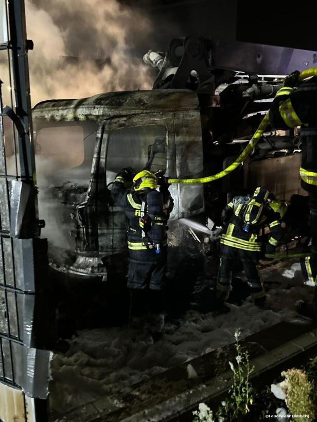 Feuerwehr Himberg löscht ausgebrannten Lkw auf Firmengelände im August 2024