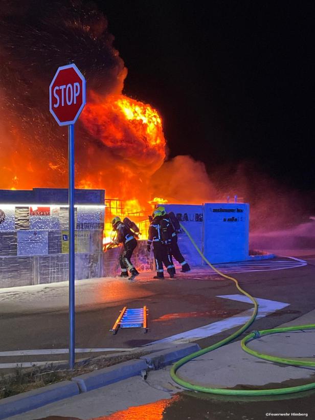Feuerwehr Himberg löscht Brand auf Firmengelände im August 2024
