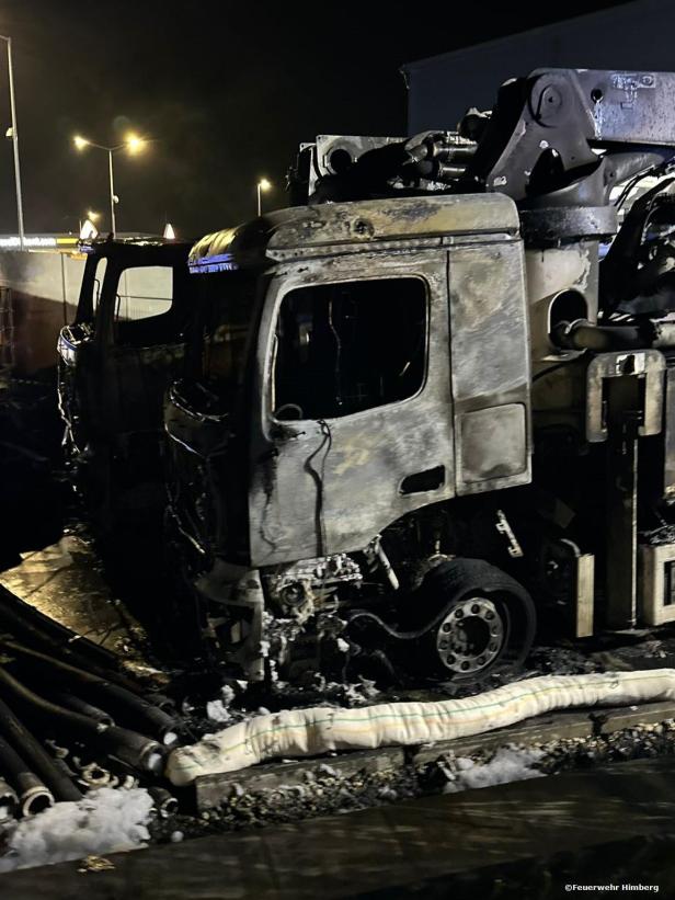 Ausgebrannter Lkw auf Firmengelände in Himberg im August 2024