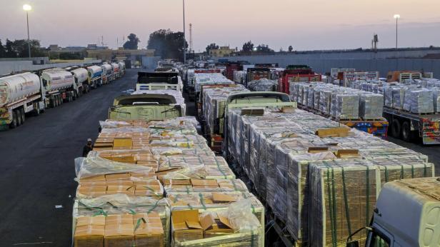 Lkw mit humanitären Hilfsgütern am Grenzübergang zum Gazastreifen in Rafah,17. Oktober 2025.