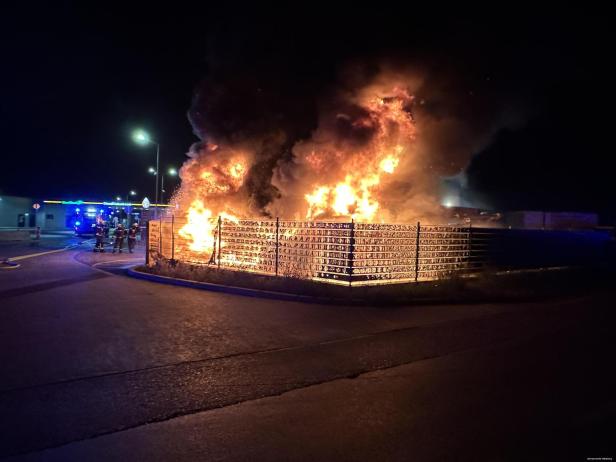 Feuerwehr Himberg löscht Brand auf Firmengelände im August 2024