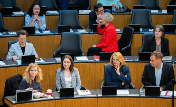 Erste Reihe: HOLZLEITNER / HERR / BURES / KUCHER SPÖ-Klub im Parlament