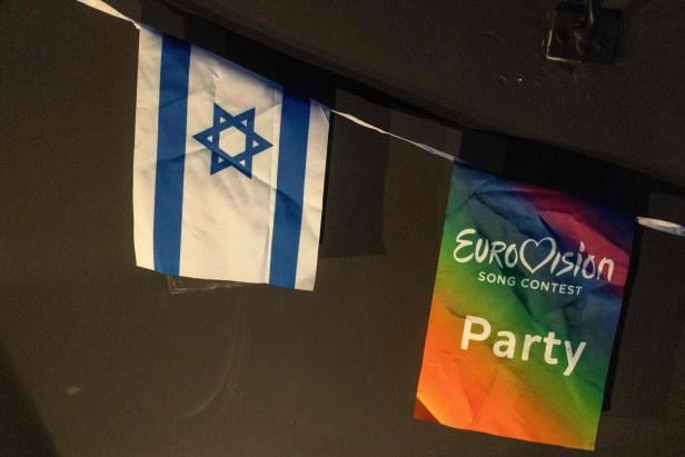 ISRAEL-SWITZERLAND-EUROVISION-MUSIC-TELEVISION Eine Israel-Flagge neben einer Song-Contest-Fahne.