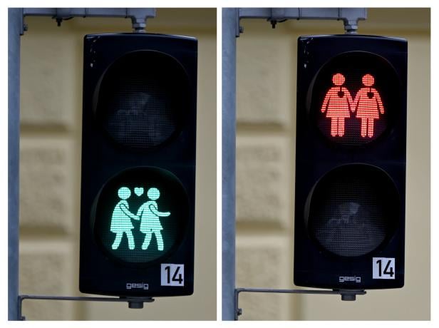 ++ THEMENBILD ++ DIVERSITÄT / LGBTQ Ampel mit gleichgeschlechtlichen Pärchen.