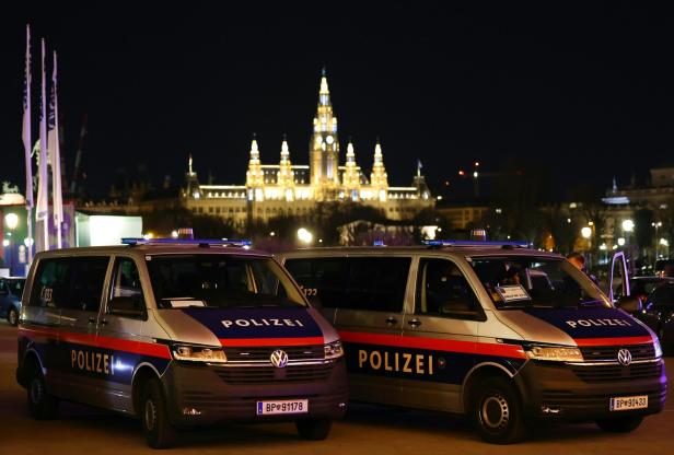 AKADEMIKERBALL IN DER WIENER HOFBURG: POLIZEI Polizeiautos vor dem beleuchteten Rathaus.
