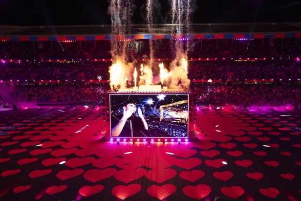 69th Eurovision Song Contest - Grand Final Das Bild zeigt die spektakuläre Bühne in Basel, mit Flamen und Lichtshow
