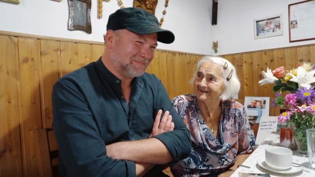 Mann spricht und lacht mit seiner Oma
