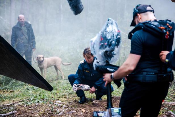 Julia Koschitz kämpft bei Dreharbeiten zu neuer ORF/ARD-Degeto-Serie an der Seite von Martina Ebm gegen Das Vergessen (AT) Frau dreht Film im Wald