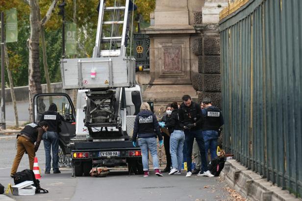 FRANCE-MUSEUM-ROBBERY Ein Lastenaufzug vor dem Louvre.