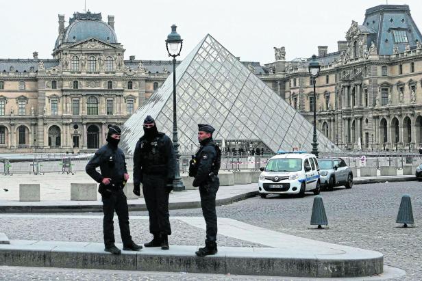 FRANCE-MUSEUM-ROBBERY Polizisten vor dem Louvre.