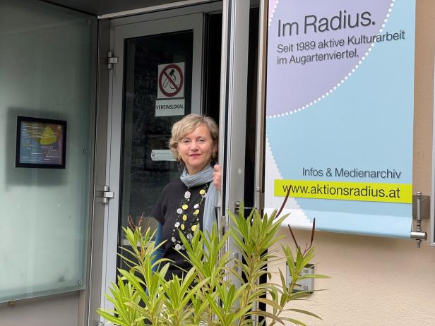 Stadtplanerin Uschi Schreiber steht vor ihrem Büro am Gaußplatz.