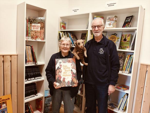 Lisl und Fritz Tradinik werden in der Bücherei von Maskottchen „Lesopold“ unterstützt.