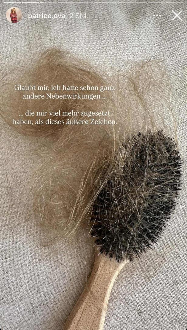 Haarbürste mit Büschel losen Haaren