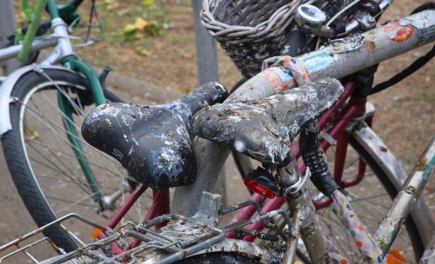 Fahrräder mit Taubenkot verunreinigt