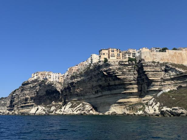 Bonifacio thront hoch oben auf den hellen Kalksteinklippen