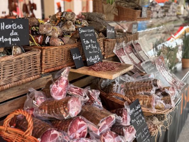 Markt in Ajaccio mit zahlreichen regionalen Produkten