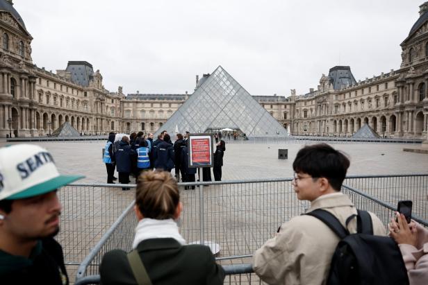 The Louvre Museum remains closed on day after robbery The Louvre Museum remains closed on day after robbery
