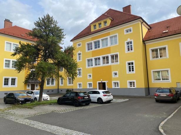 Ein gelbes großes Wohnhaus