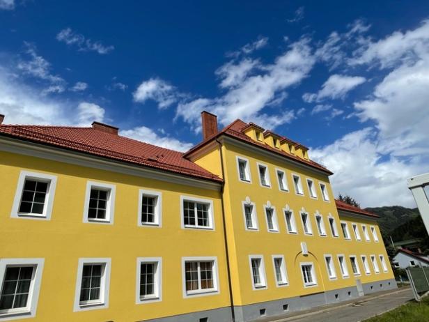 Ein großes, gelbes Wohnhaus 